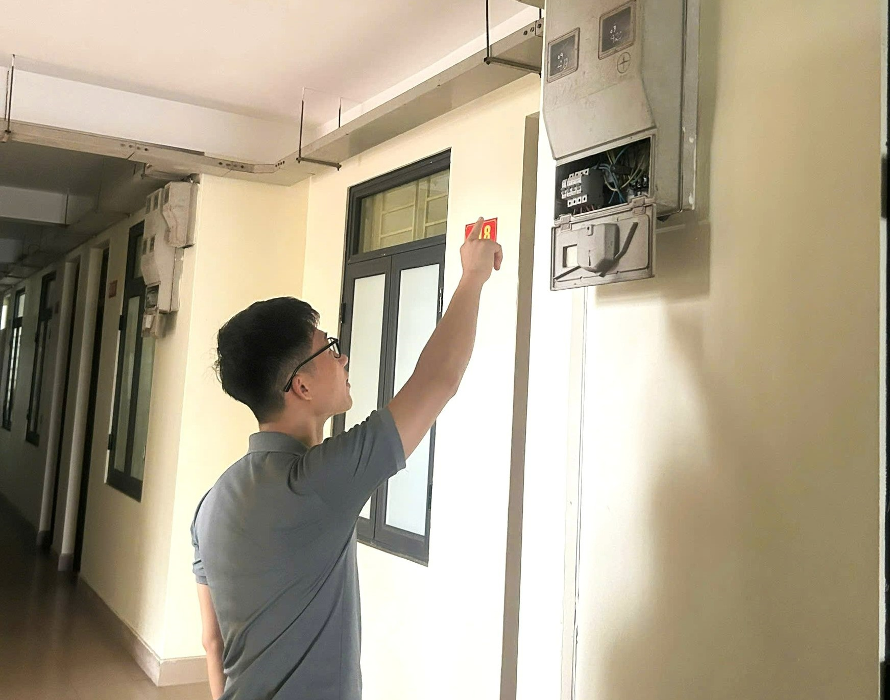 Người thuê trọ “co kéo” trước giá điện mới